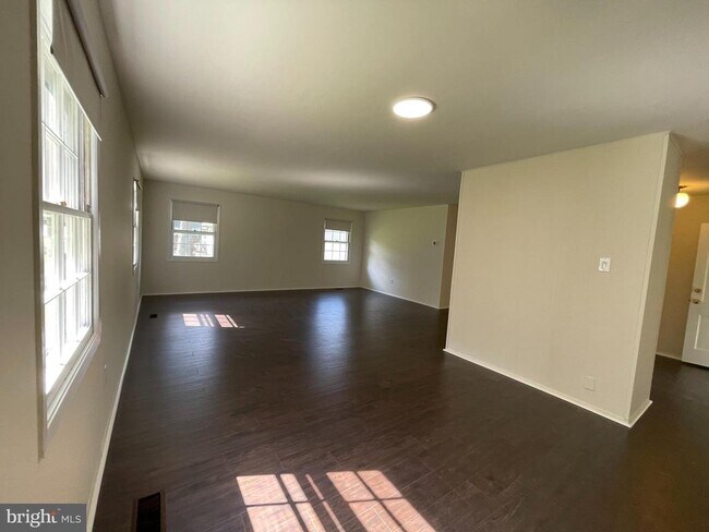 Building Photo - 15713 Pointer Ridge Dr