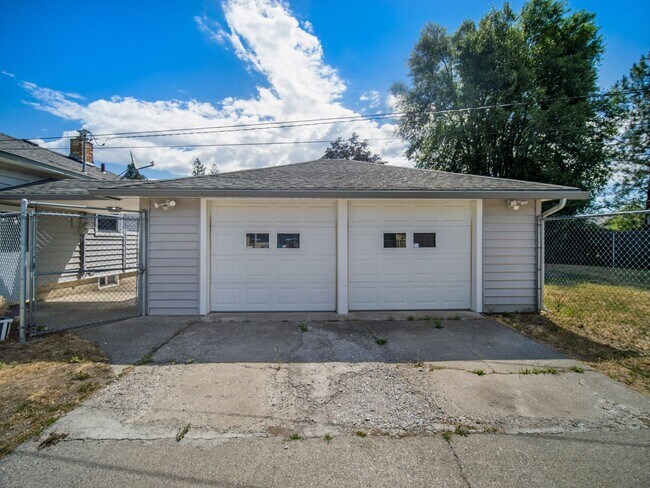 Building Photo - Charming Northwest Spokane Home | Minutes from Audubon Park & Downriver Golf Course