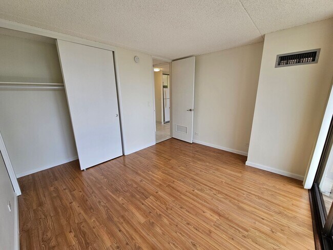 Building Photo - Condo with Lanai, Pool & Prime Location