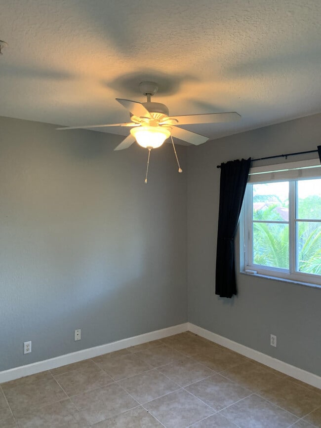 Building Photo - 421 Bayfront Dr