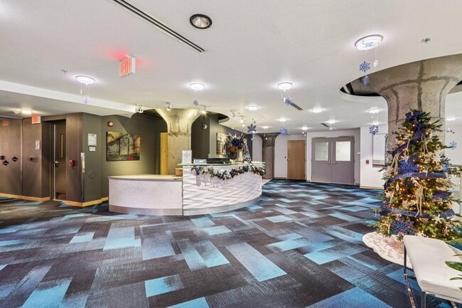 Building Photo - 106 W Seeboth St