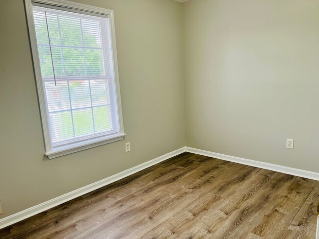 Building Photo - Three Bedroom/Two Full Bath House in West ...