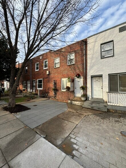 Front - 966 Mount Olivet Rd NE