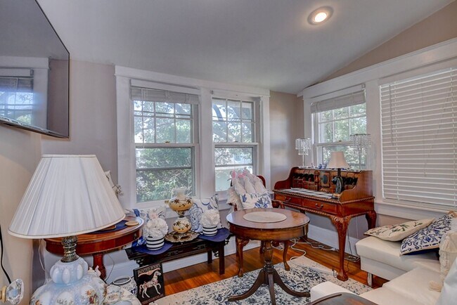 Building Photo - Beautiful Older home renovated for todays ...