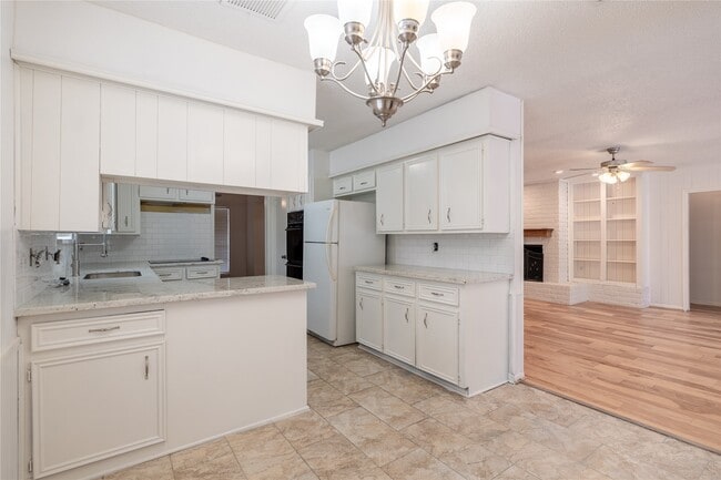 Building Photo - 12910 Shady Knoll Ln