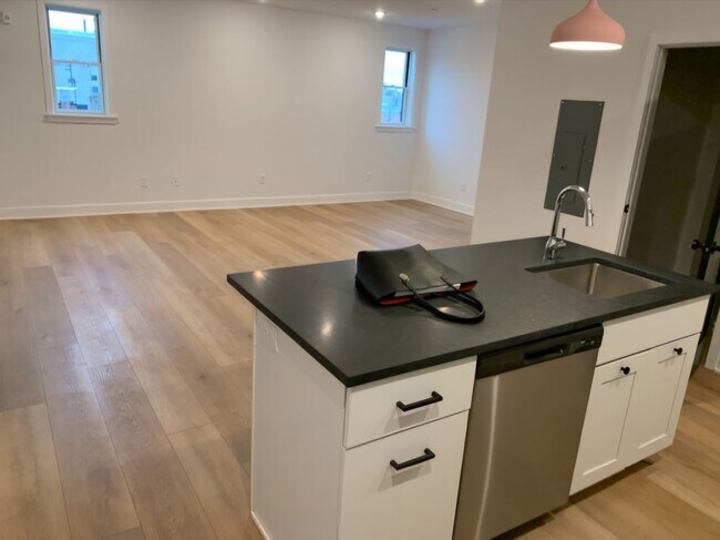 Primary Photo - Modern Large 1 BED 1.5 BATH in Port Richmond!