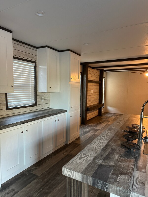 Building Photo - 5565 Bermuda Dr