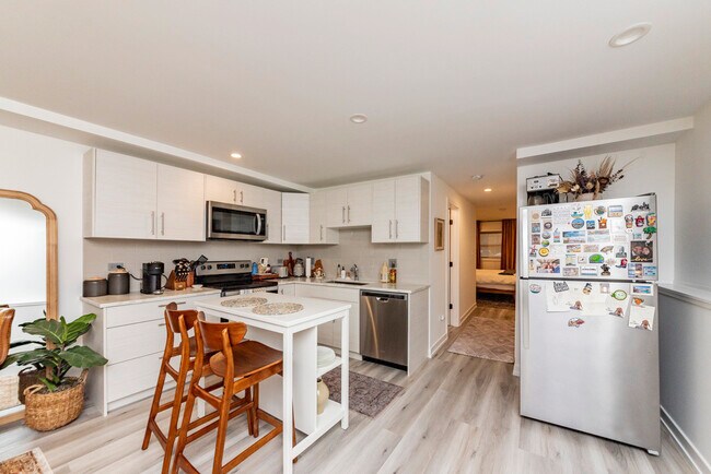 Building Photo - 812 S Oakley Blvd