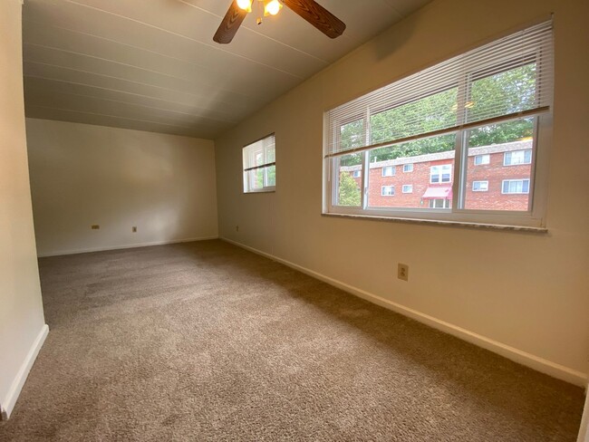 Interior Photo - Four Seasons Apartments