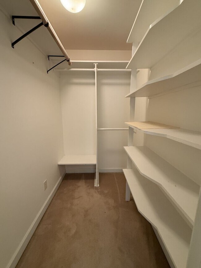 Building Photo - Immaculate End-Unit Townhome in Port Warwick