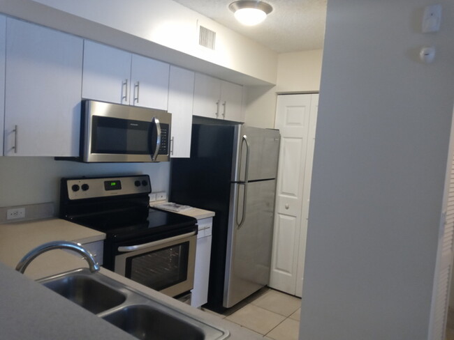 Building Photo - SPACIOUS 2BED/1DEN/2BATH