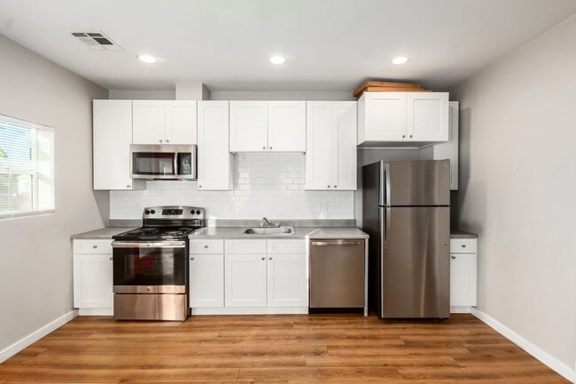 Building Photo - Ultimate City Living in Phoenix