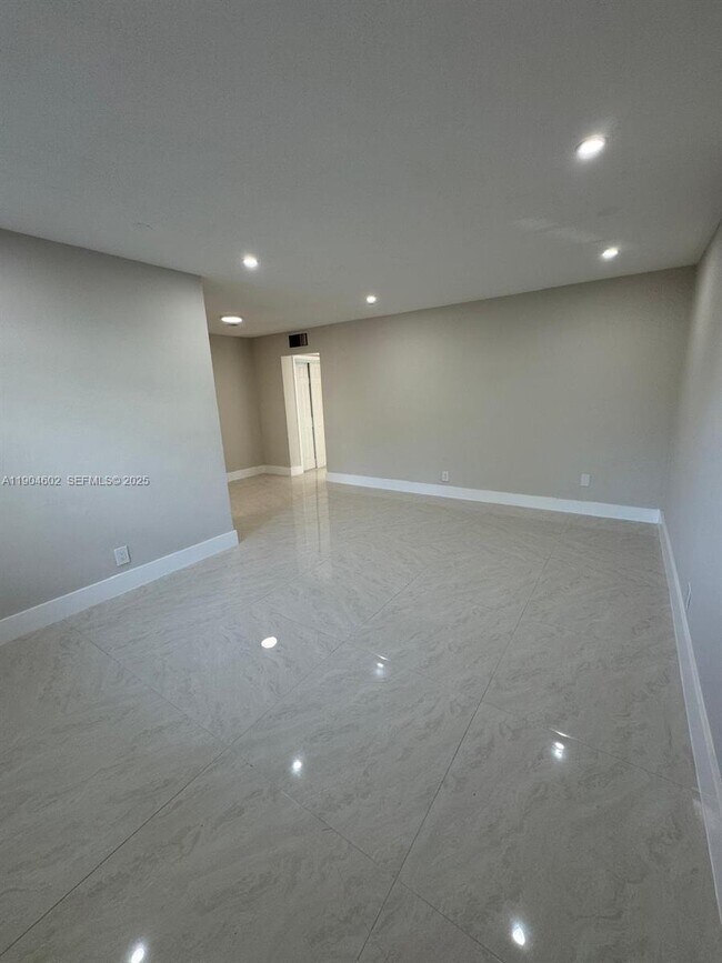 Building Photo - 2418 Polk St