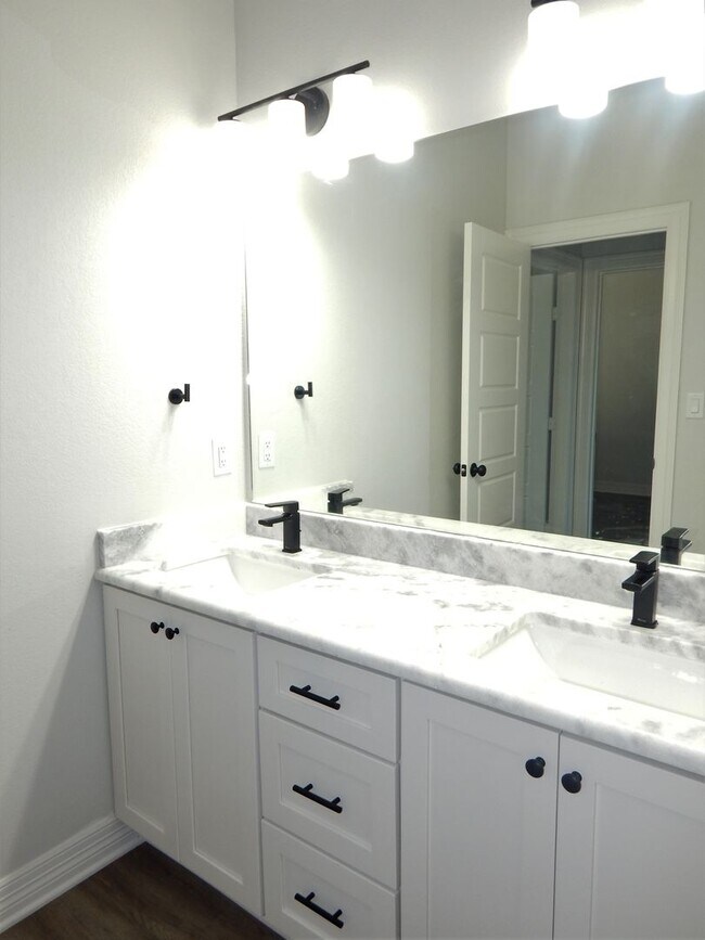 Building Photo - Whitehouse ISD! Gorgeous 4 Bedroom, 2 Bath...