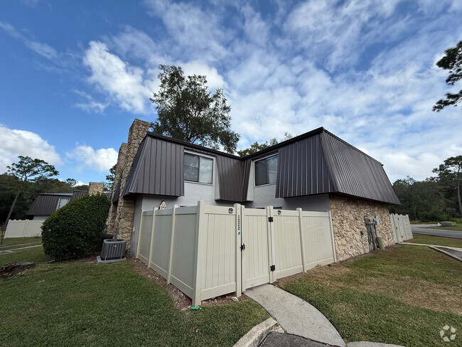 Building Photo - Villas of Stone Ridge