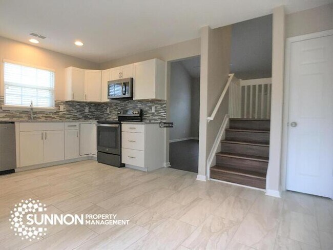 Building Photo - Beautiful End Unit Townhome in Mallard Creek!
