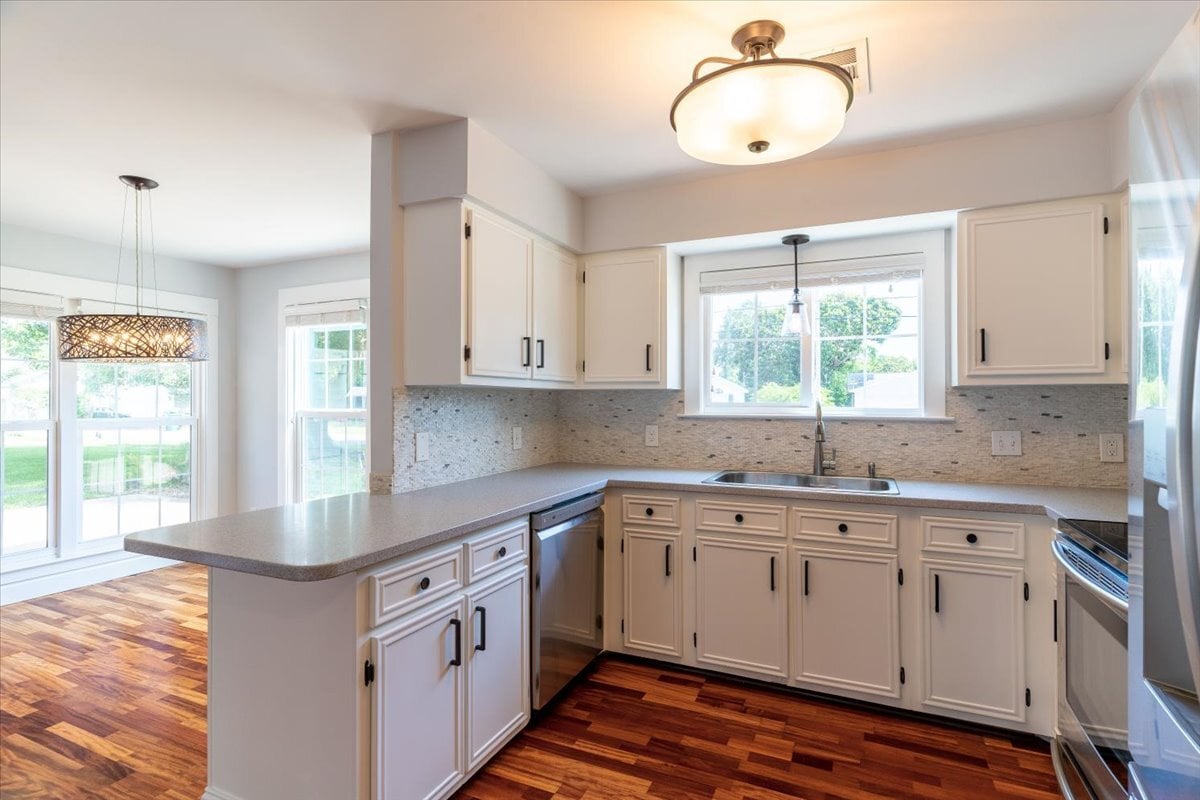 Kitchen - 817 N Lakeside Dr