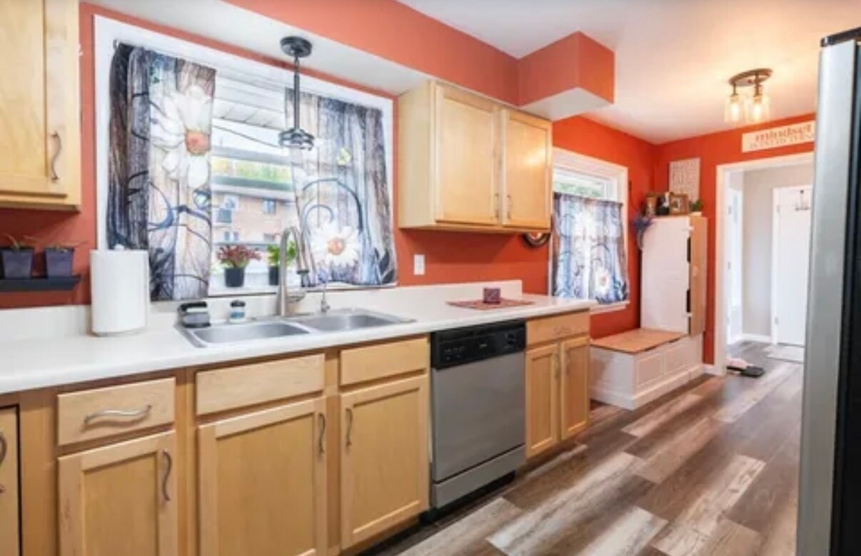 Building Photo - 3 Rosewood Ln