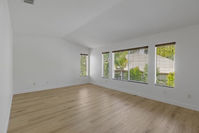 Building Photo - Gorgeous 3BD 2-Story Home in the Sorrento Community in Porter Ranch!