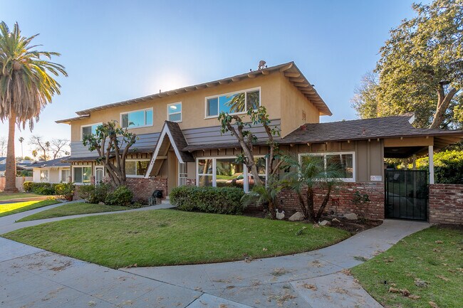 Building Photo - 585 N Hill Ave