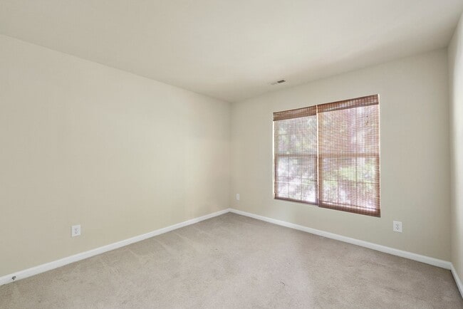 Building Photo - %16 Walnut Woods DR