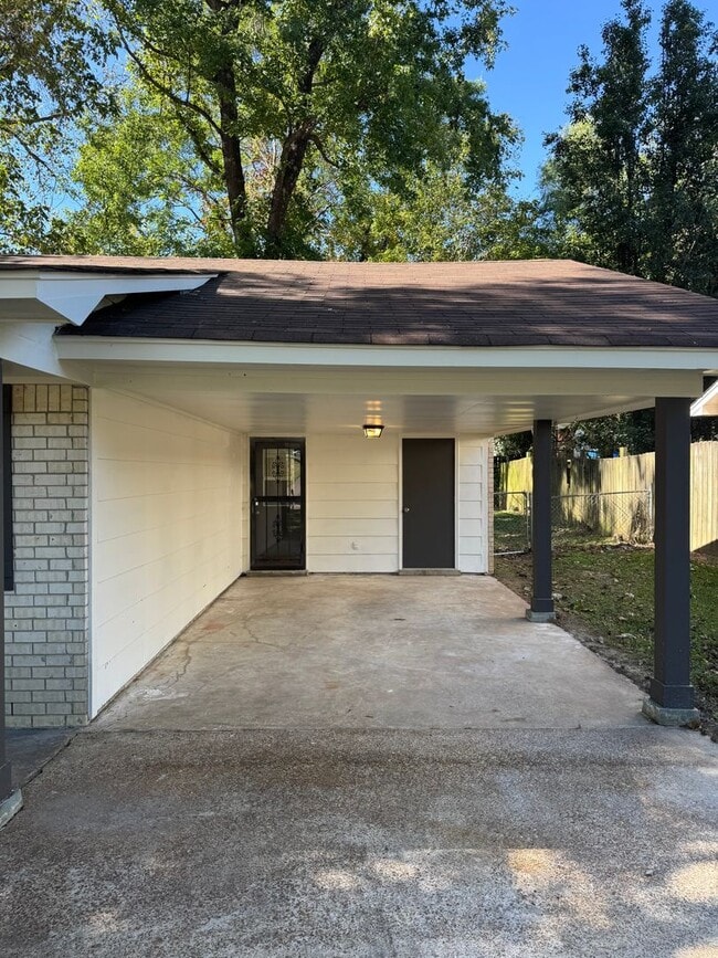 Building Photo - Renovated 2 Bedroom 1 Bath Home for Rent!