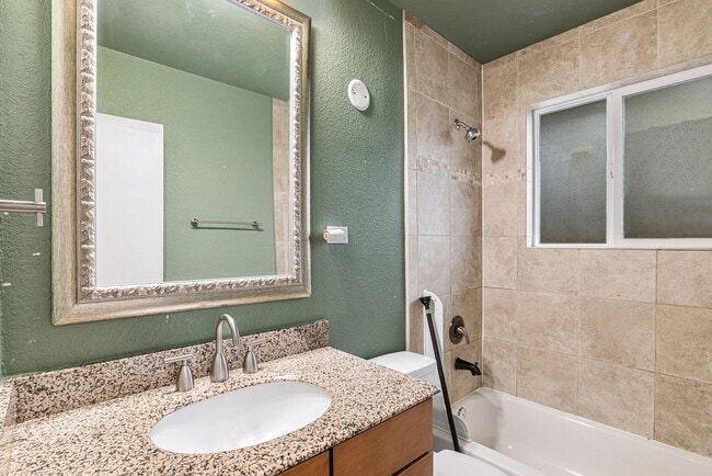 Building Photo - Spacious 3 bed 2 bath home in Denver