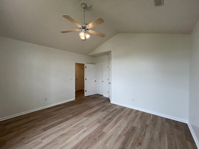 Building Photo - Discover this well-maintained 3-bedroom, 2-bath home in Carriage Hills