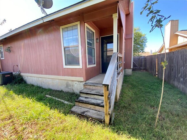 Building Photo - 1013 Hyridge St