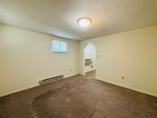 Building Photo - 3 Bedroom 1 Bath Duplex