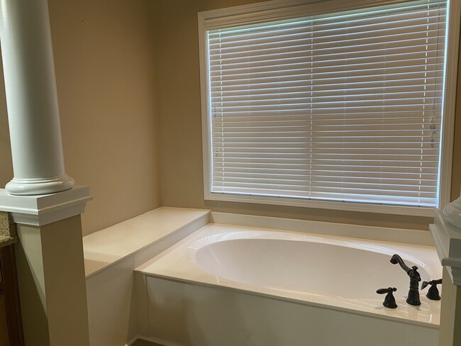 Building Photo - 409 Halyard Ln