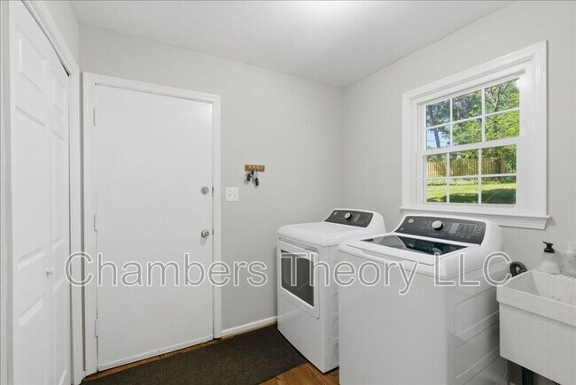 Building Photo - 9902 Madrigal Way