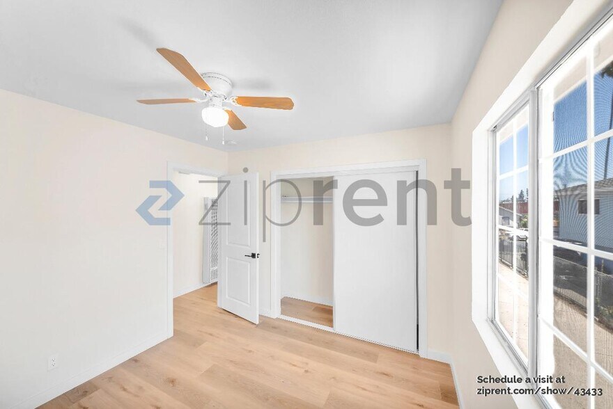Building Photo - 850 W 80th St