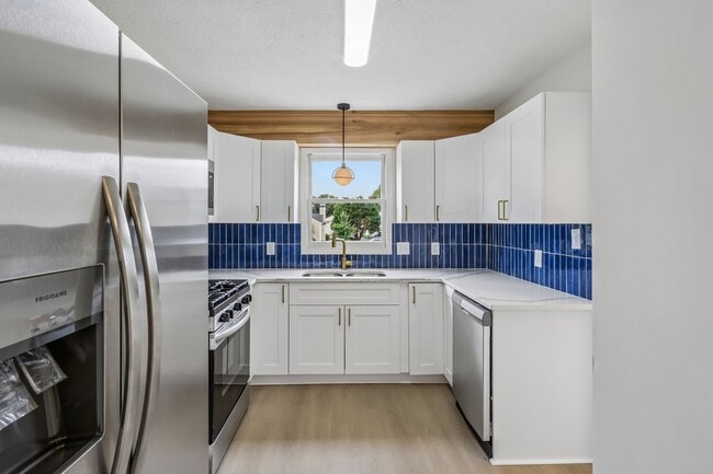 Building Photo - Bright and Gorgeous - Updated 3BR/2BA Townhome!