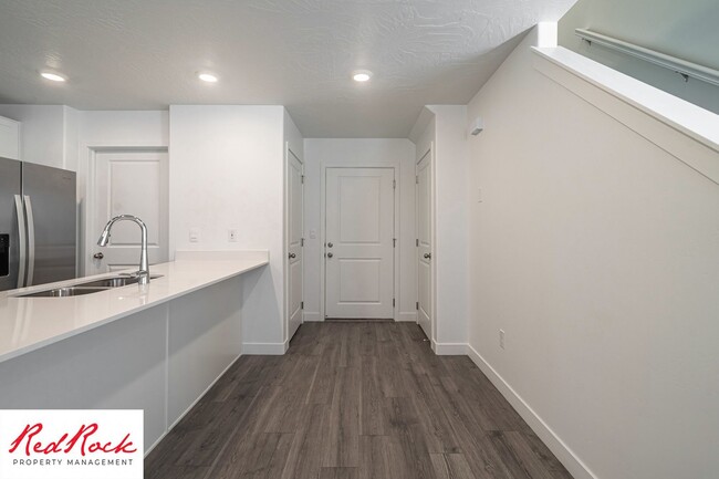 Building Photo - Brand New End Unit Townhome In Long Valley