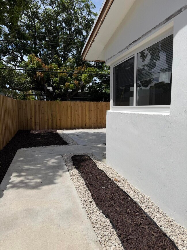 Building Photo - 411B NE 57th Ct