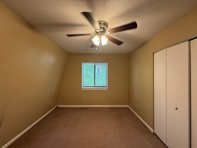 Building Photo - Two bedroom, 1 bath apartment in Haw River