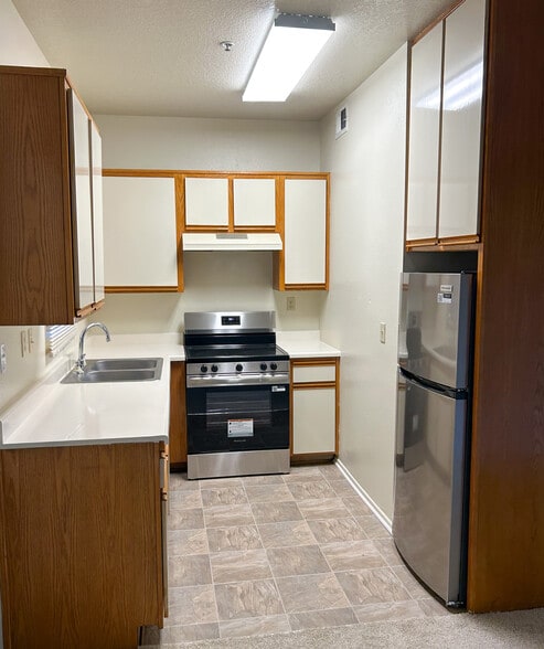 1 BR, 1 BA - Kitchen - 650 SFT - Twin Oaks