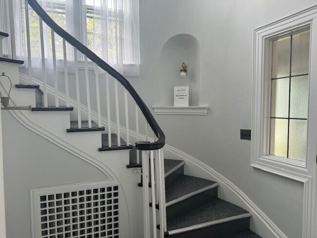 Building Photo - 775 University Ave