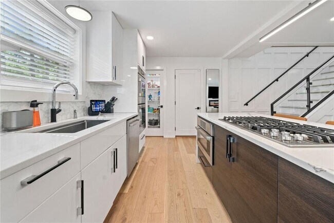 Building Photo - 320 Kelso Dr SW