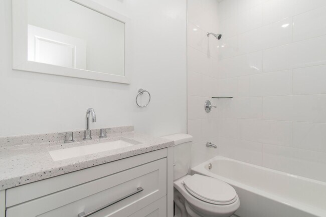 Building Photo - New! Renovated & Modern Apartment
