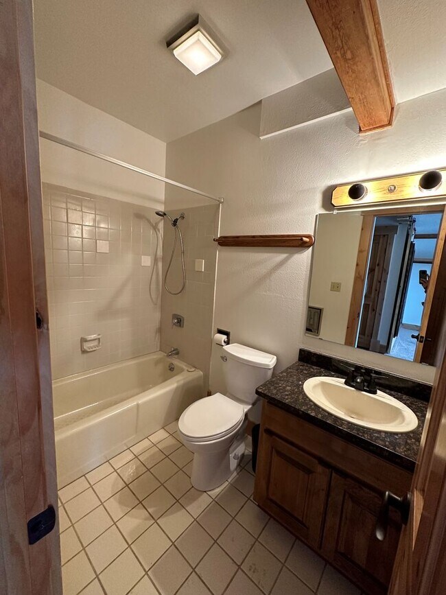 Building Photo - 3 Bedroom, 3.5 Bath Open Floor Plan Townhome