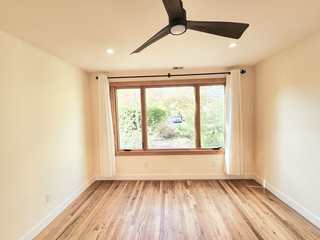 Building Photo - Two bedroom house in Redwood City