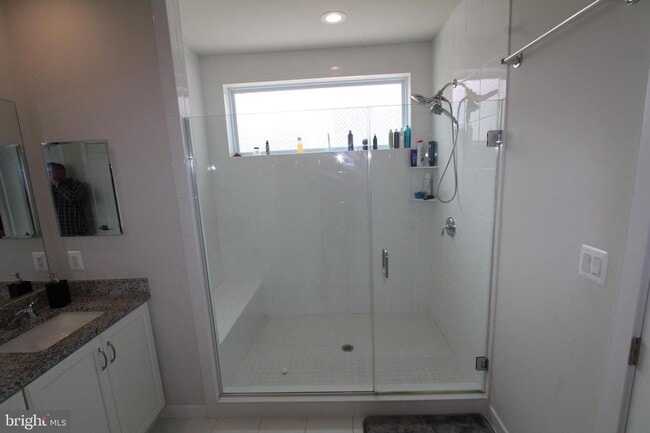 Building Photo - Stylish 1-car garage condo in the heart of...