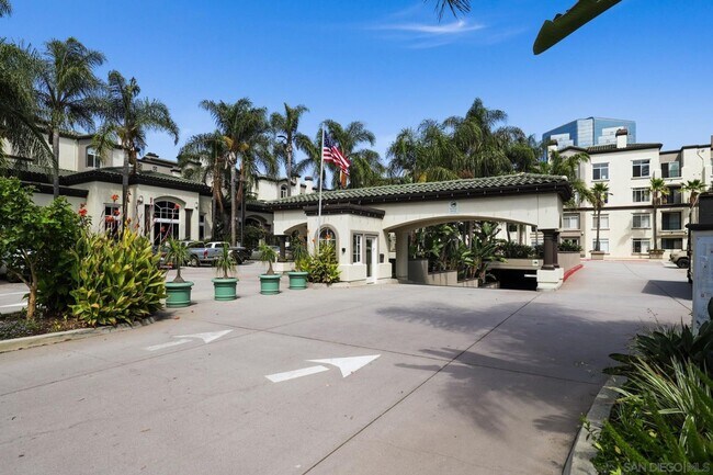 Building Photo - Beautiful 2 bedroom+Den/Office or Bonus ro...