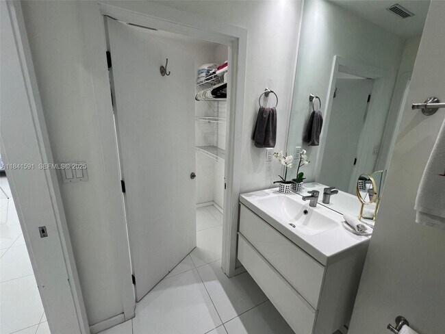 Building Photo - 100 Lincoln Rd