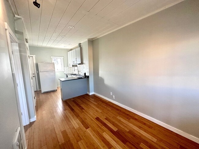 Building Photo - Charming One Bedroom Home in Sunnyside!
