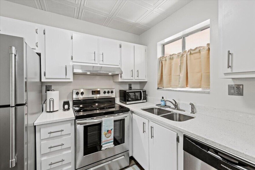Building Photo - 300 Waterway Dr S
