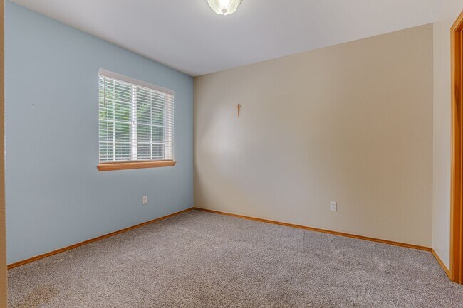 Building Photo - 4 Bedroom, 2.5 Bath Single Family Home