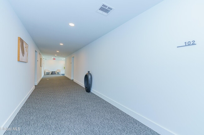 Building Photo - 9 Laura Dr